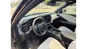 Fleetwood FWD Automatique 2024-2025, Conduite à Gauche, Sièges en Cuir, Jantes Alliage R18 – Véhicules d'Occasion Premium en Promotion Saisonnière - Product Image 2