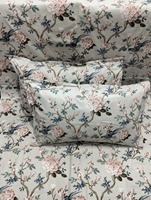 Draps de lit 100% coton sur mesure de différentes tailles dans des motifs floraux dans des couleurs pastel et vives avec des housses d'oreiller.