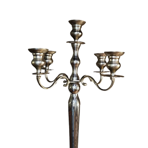 Elegante candelabro plateado de 5 brazos, perfecto para decoración navideña y ocasiones especiales, agrega calidez y estilo a su hogar - Product Image 2