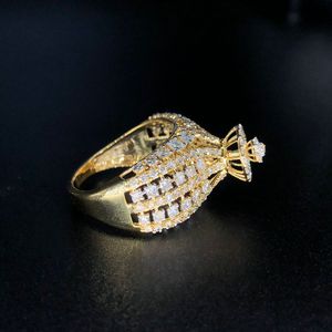 Bague en or luxueuse avec embellissements détaillés en diamant Solitaire central proéminent pour les rassemblements de fête élégants - Product Image 3