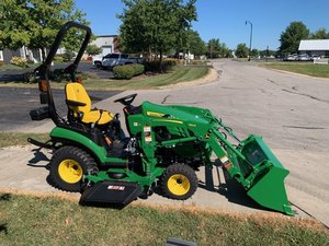 Tractor de Ruedas John Deere 1025R 4WD 2025 con Transmisión de Engranajes de 24 HP, Alta Productividad para Uso Agrícola con Caja de Cambios y Bomba - Product Image 4