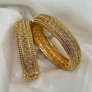 Diseñador de moda de calidad superior chapado en oro antiguo acabado mate dos juegos de brazaletes para mujeres ropa de boda para niñas - Product Image 1