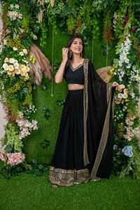 Vente en gros de lehenga choli noir de créateur avec bordure dorée pour les fêtes de mariage, disponible en vrac au tarif d'usine. - Product Image 3