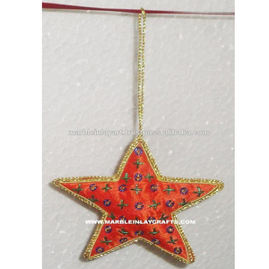 Ornement de Noël en forme d'étoile Décoration intérieure et extérieure en tissu perlé Luxe moderne fabriqué en Inde - Product Image 1