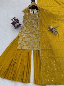 Conjunto de Fiesta de Diseño en Seda Simmer con Bordado de Hilo y Lentejuelas, Top y Sharara con Bordado de Hilo y Lentejuelas en el Dupatta - Product Image 4