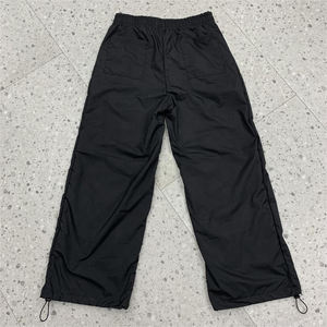 Nouveau style Pantalon cargo pour homme en nylon, coupe oversize, streetwear, décontracté, essentiel, personnalisé, avec effet empilé, rayé et jambe évasée - Product Image 3