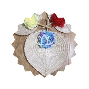 Abanico de Mano de Hoja de Palma Hecho a Mano - Product Image 1