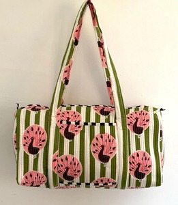 Bolsa de Viaje de Fin de Semana Hecha a Mano de Algodón, Estampado de Bloques de Pavo Real Blanco y Verde, Bolsa de Viaje de Lujo Acolchada, Gran Capacidad, Diseño Duradero - Product Image 1
