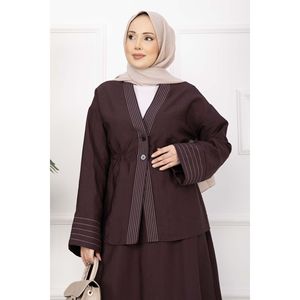 Conjunto de Chaqueta y Falda con Ribete a Rayas Color Borgoña y Decoración de Botones - Product Image 2