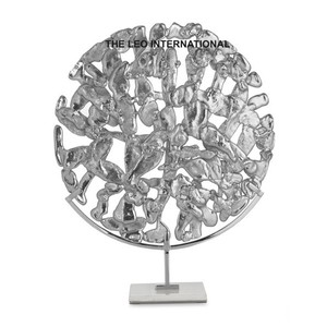 Esculturas Modernas Plateadas en Plata con Base de Mármol y Forma Geométrica de Aluminio, Hechas a Mano en India para Uso Doméstico Contemporáneo - Product Image 3
