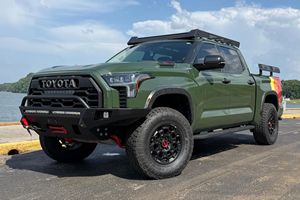Toyota Tundra TRD Pro 2023 Usada en Buen Estado, Envoltura Exterior Verde, Kit de Elevación de 3 Pulgadas, Híbrido Twin-Turbo de 437 hp - Product Image 2