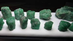 Gema Brillante, Esmeralda Natural de Cristal, 205 Quilates |   Espécimen de Esmeralda Verde Cruda con Corte Hexagonal |   Valle de Swat, Pakistán |   Colector - Product Image 4