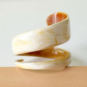 Brazalete de cuerno de búfalo hecho a mano en espiral, joyería al por mayor, pulsera hecha de cuerno Natural para niñas y mujeres, joyería de cuerno única - Product Image 2