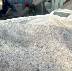 Fournisseur d'exportation en vrac de flocons de bouteilles PET recyclées de qualité industrielle, lavées à chaud et propres, provenant directement de l'usine - Product Image 2