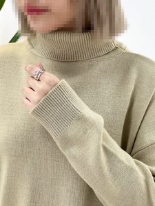 Pull en tricot à col montant pour femmes, épaules tombantes, coupe ample, couleur unie, fabrication de vêtements en gros, marque privée - Product Image 3