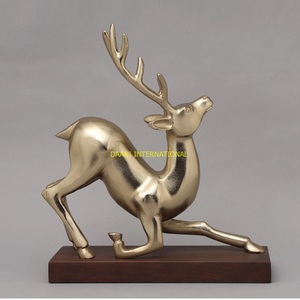 Figurine de renne en aluminium doré avec base en bois Statue de cerf moderne Décoration de Noël élégante Sculpture d'accent de collection - Product Image 3