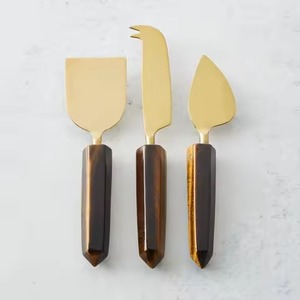 Ensemble de 3 Spatules à Fromage en Acier Inoxydable Fait Main avec Manche en Bois pour les Fêtes, les Mariages et les Hôtels - Product Image 6