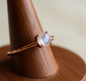 Bague tendance personnalisée de haute qualité en argent 925 dernière conception de pierre de lune cristal plaqué or rose bande tendance pour les fêtes de mariage - Product Image 2