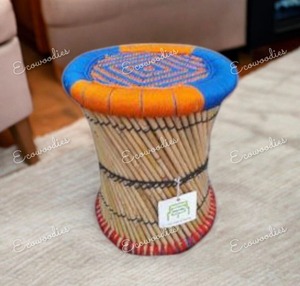 Tabouret en osier Sarkanda fait à la main pour l'intérieur et l'extérieur en bambou pour terrasse, jardin, console en incrustation d'os. - Product Image 1