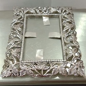 Marco de fotos de metal cuadrado hecho a mano con detalles florales y acabado pulido brillante para regalar y usar en el escritorio - Product Image 3