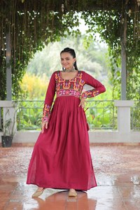 คอลเลคชั่น SUPER NAVRATRI 2025 ชุดสตรีแบบ SALWAR KAMEEZ สำหรับงาน GARBA FESTIVAL ทำจากผ้าฝ้าย สำหรับงานปาร์ตี้ สีสันทันสมัย - Product Image 5