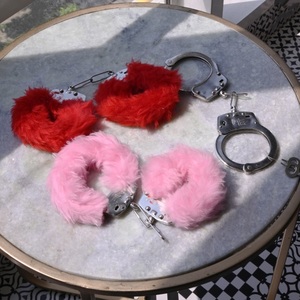 Design personnalisé rouge fourrure menottes Hathkadi avec 2 clés pour Police théâtre jeu de rôle film drame ou scène Performance fabricant - Product Image 6
