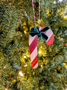 Encantador adorno de bastón de caramelo de madera decoración navideña hecha a mano llena de magia de temporada - Product Image 2