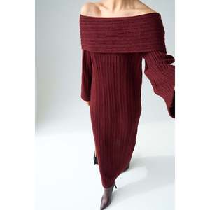 ชุดเดรสคอวีสีเบอร์กันดี - Product Image 1