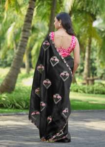 Sari en soie pure pour femmes avec de magnifiques broderies florales sur toute la surface, travail Swarovski, bordure en pointillés - Product Image 3