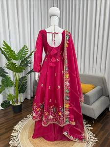Vestido de seda de diseñador con lentejuelas ricas y bordado Zari, conjunto de vestido para fiestas festivas y bodas - Product Image 5
