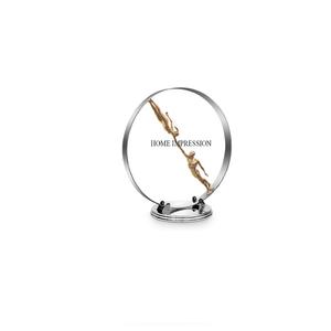 Finition de couleur argentée Cadre en métal de qualité supérieure poli brillant avec des figures humaines plaquées or Sculptures de conception antique - Product Image 1