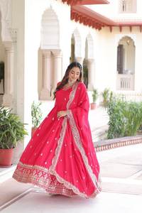 Robe de mariée en soie Vichitra avec des paillettes et des broderies Zari, fabrication de mode féminine à prix de gros - Product Image 6