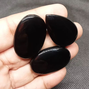 Piedra preciosa ovalada con parte posterior plana de cabujón de ónix negro natural para anillo, colgante o envoltura de alambre - Product Image 1