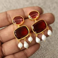 Boucles d'oreilles en laiton plaqué or 18 carats avec perles d'eau douce naturelles, pierres multicolores taille émeraude, design floral, serties clos en onyx et pyrite
