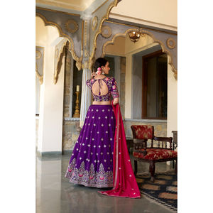 Soie exquise Regal vichitra Lehenga Choli Vêtements ethniques indiens traditionnels détaillés et complexes pour les fêtes de Diwali Intemporels - Product Image 4