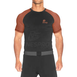 Vente en gros NES PRO SPORTS haute qualité MMA Rash Guard à manches courtes-tissu Spandex/Polyester écologique à séchage rapide pour hommes - Product Image 1