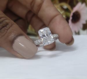 แหวนทองคำขาว 14k สำหรับผู้หญิง แหวนเพชรทรงรัศมี 2.75 กะรัต เพชรเพาะเลี้ยงในห้องปฏิบัติการ แหวนหมั้นแบบวงแหวนซ่อน แหวนเพชรเม็ดเดี่ยว - Product Image 1