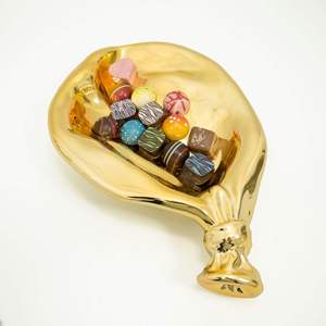 Bol décoratif en aluminium doré pour bonbons et collations Plat d'accent sculptural moderne idéal pour l'affichage de la décoration de la fête de Noël à la maison - Product Image 2