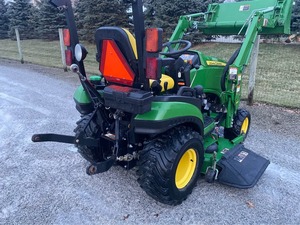 Mini Tractor de Ruedas John Deere 1026R de Calidad, 25HP, con Cargador Frontal, Tractor Agrícola Compacto para Propietarios de Pequeñas Granjas - Product Image 3