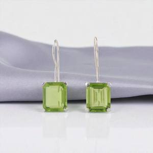 Boucles d'oreilles clous en péridot plaqué or faites à la main, bijoux en argent sterling mignons, à porter au quotidien, cadeau de fête pour femme, pierre de naissance d'août - Product Image 1