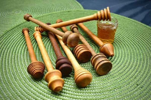 Cuillères à miel en bois d'olivier, grain riche - Design élégant en bois - Cuillères à miel faites à la main - Product Image 4