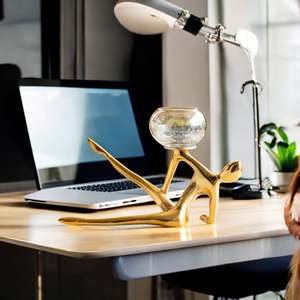 Porte-bougie en or de style indien, design féminin, élégant accessoire de décoration pour la maison, idéal pour centre de table - Product Image 2