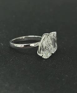 Bague de mariage Toi et Moi en diamant de laboratoire, confectionnée en or massif 14 carats, ornée de deux diamants CVD exquis en taille émeraude et poire - Product Image 2