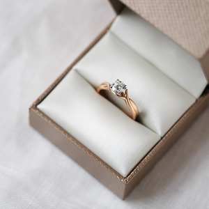 แหวนหมั้นเพชร CZ ทรงกลมตัด8มม. พร้อมก้านบิดเป็นสีโรสโกลด์ | เครื่องประดับสำหรับเจ้าสาวในงานแต่งงานที่หรูหรา - Product Image 3