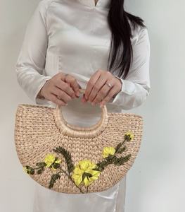 Bolsa de jacinto de agua natural hecha a mano con flores Diseño regular elegante Transporte de dos correas Uso ecológico en la playa al aire libre - Product Image 3