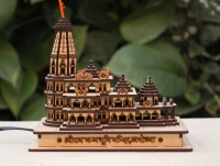 Modèle Ram Mandir Ayodhya en bois avec lumières LED Pièce maîtresse de temple faite à la main et cadeau de décoration intérieure Ram Janmabhoomi Hindu Mandir Shrine