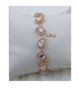 Bracelet en diamant pour femme avec or 18 carats, accessoire de main luxueux conçu pour rehausser le style personnel avec des détails brillants et une éclatante brillance - Product Image 1