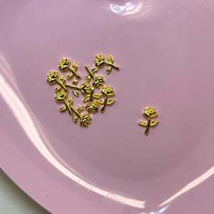 A10jet Elegantes Accesorios Florales 3D para Uñas, 10 Piezas de Dijes de Rosa Dorada para Uñas Estilo Francés, Diseño Moderno y a la Moda - Product Image 1