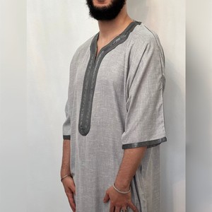 Hermoso Lino marroquí Premium Thobe Jubbah Estilo suelto Adulto Abaya Hecho a mano Tamaño XXL Característica digital Hecho de poliéster - Product Image 1