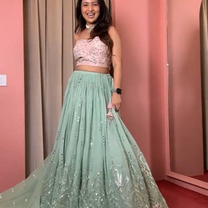 NUEVO LEHENGACHOLI DE GEORGETTE PARA NOVIA CON TRABAJOS DE ESPEJOS Y DUPATTA, ESTILO BOLLYWOOD - Product Image 1